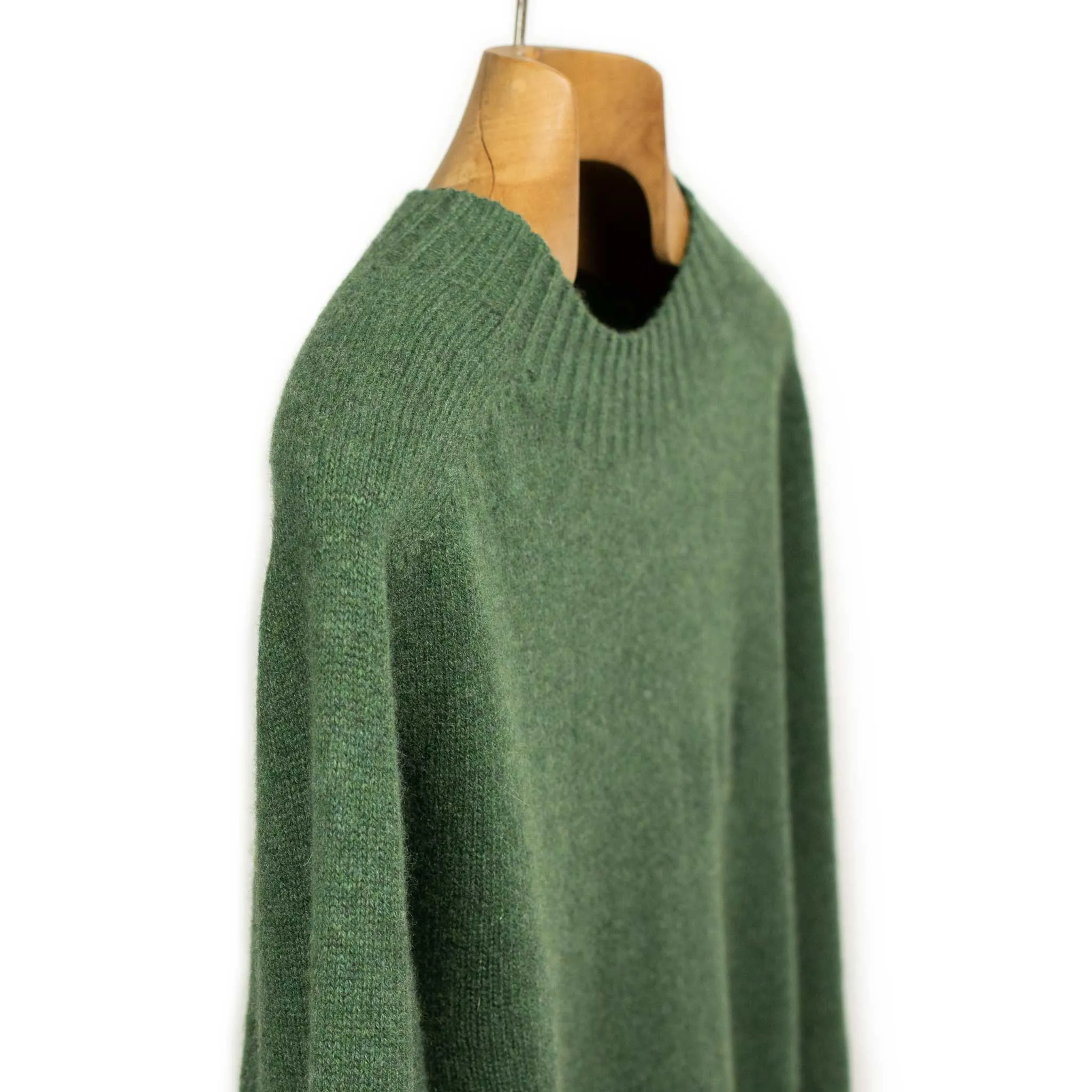 Mockneck sweater in moss green 4-ply cashmere