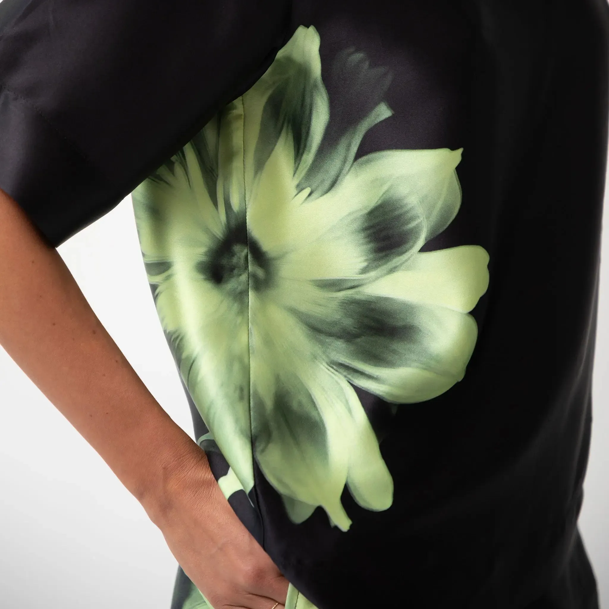 Silk Dreamscape T-Shirt Black Flowers